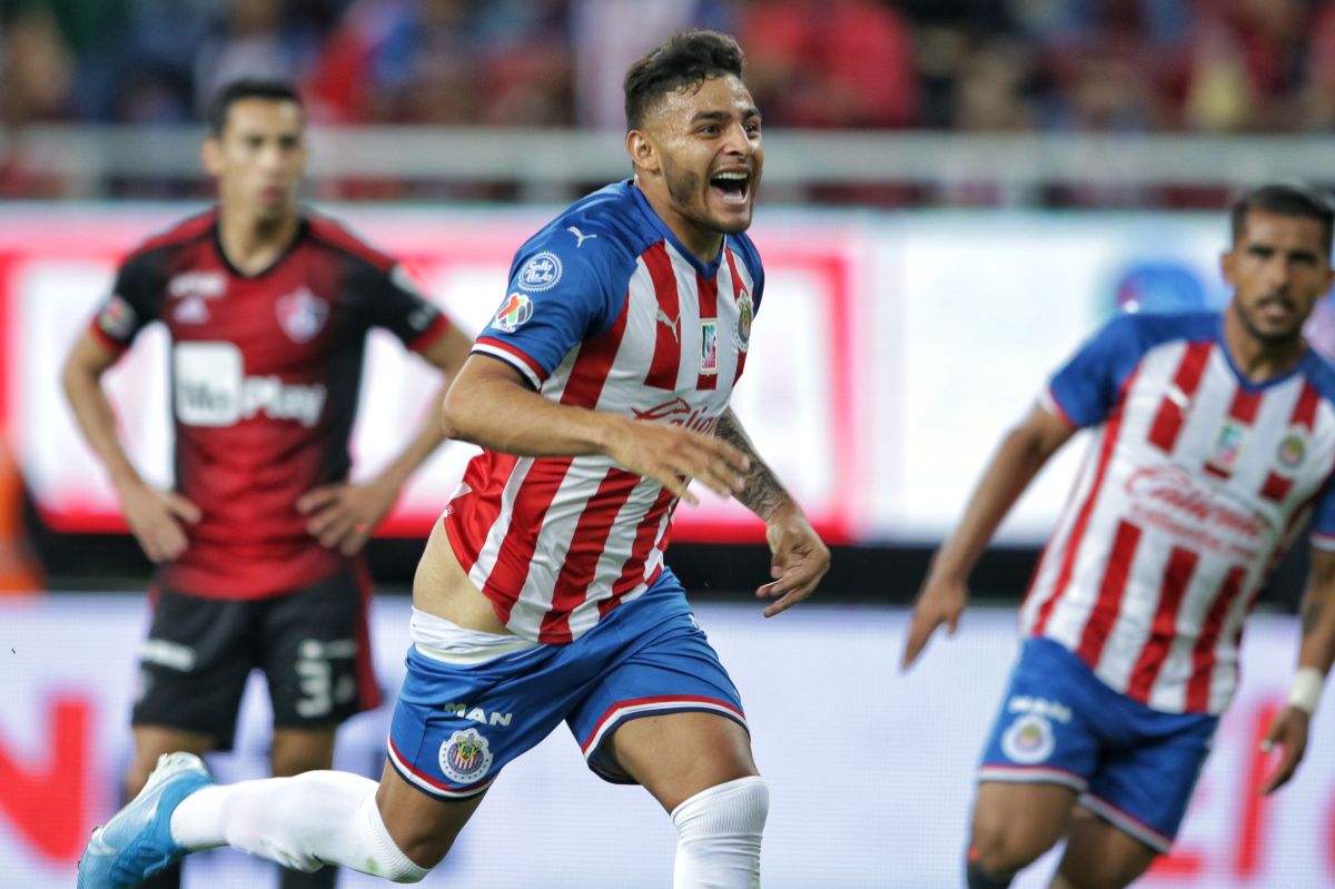 El jugador de las Chivas causó polémica tras anotar  el gol de triunfo ante Atlas
