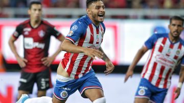 El jugador de las Chivas causó polémica tras anotar el gol de triunfo ante Atlas