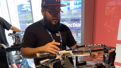 Dimas Méndez en su máquina de encordado.
