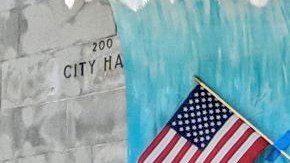 Esta foto de archivo muestra a la congresista Maxine Waters manifestándose en oposición a la emergencia nacional anunciada por el presidente Trump.