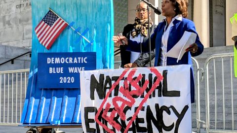 Esta foto de archivo muestra a la congresista Maxine Waters manifestándose en oposición a la emergencia nacional anunciada por el presidente Trump.