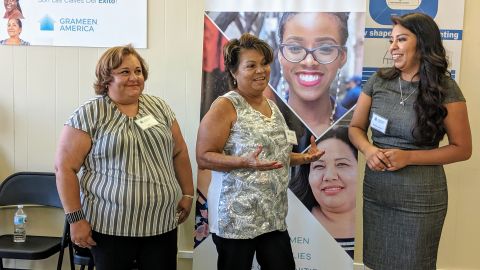 Lorena (i) junto a Prudencia  y la representante de la oficina de Grameen en Long Beach Marybel Lorenzo. (Jacqueline García)