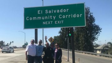 Los salvadoreños celebran el nuevo cartel que indica donde se encuentra el Corredor Salvadoreño.