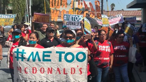 Decenas de trabajadores pidieron que se respeten sus derechos.