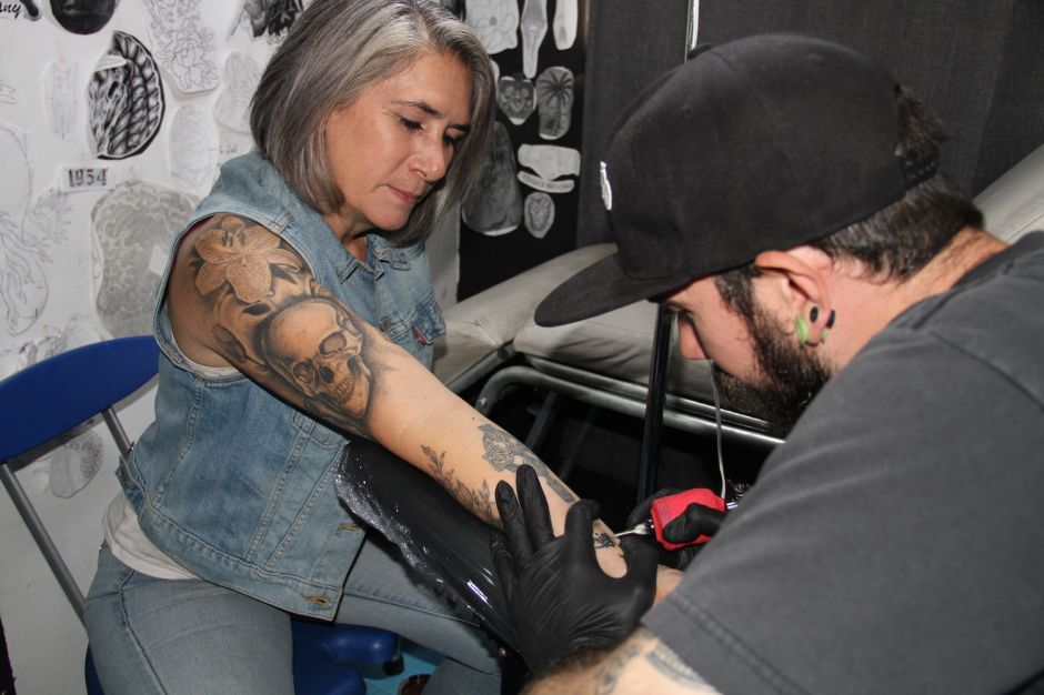 Fernando ha diseñado 10 de los 14 tatuajes que lleva su madre
