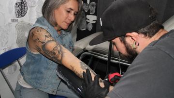 Fernando ha diseñado 10 de los 14 tatuajes que lleva su madre