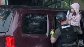 Latinos que viven en el condado de Harris, California, se quejan del peligro que corren con las inundaciones. (Captura ABC 13)