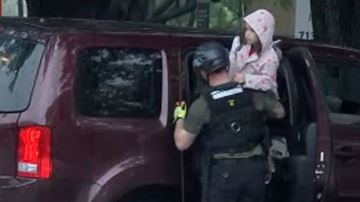 Latinos que viven en el condado de Harris, California, se quejan del peligro que corren con las inundaciones. (Captura ABC 13)