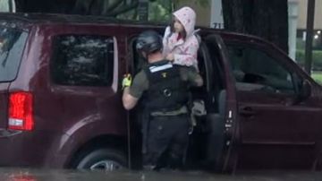 Latinos que viven en el condado de Harris, California, se quejan del peligro que corren con las inundaciones. (Captura ABC 13)