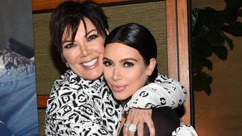 Kris Jenner junto a Kim Kardashian.