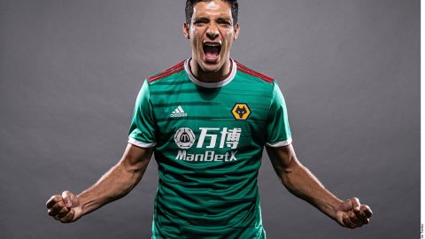 Raúl Jiménez luce con orgullo el nuevo uniforme del Wolverhampton.