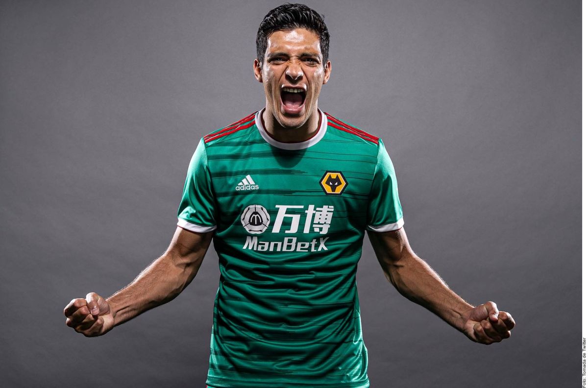 Raúl Jiménez luce con orgullo el nuevo uniforme del Wolverhampton.