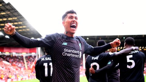 Roberto Firmino celebra el gol del Liverpool que sufrió para mantener el paso perfecto.