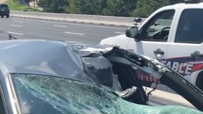 La llanta botó varias veces antes de estrellarse con el parabrisas y el techo de un vehículo.