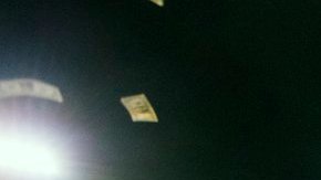 10 mil dólares fueron arrojados desde un helicóptero hacia la cancha