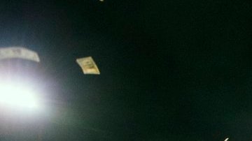 10 mil dólares fueron arrojados desde un helicóptero hacia la cancha