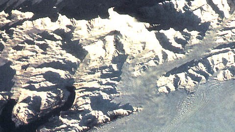 El glaciar, ubicado en la costa sur de Alaska, es un ejemplo clásico de un glaciar de pie de monte que se extiende al pie de una cadena montañosa. NASA