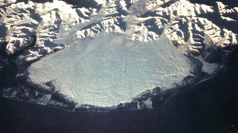 El glaciar, ubicado en la costa sur de Alaska, es un ejemplo clásico de un glaciar de pie de monte que se extiende al pie de una cadena montañosa. NASA