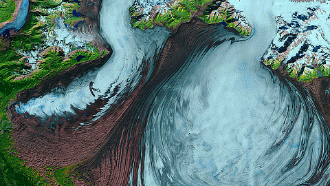 Movimiento del hielo en el Glaciar Malaspina en el sureste de Alaska.