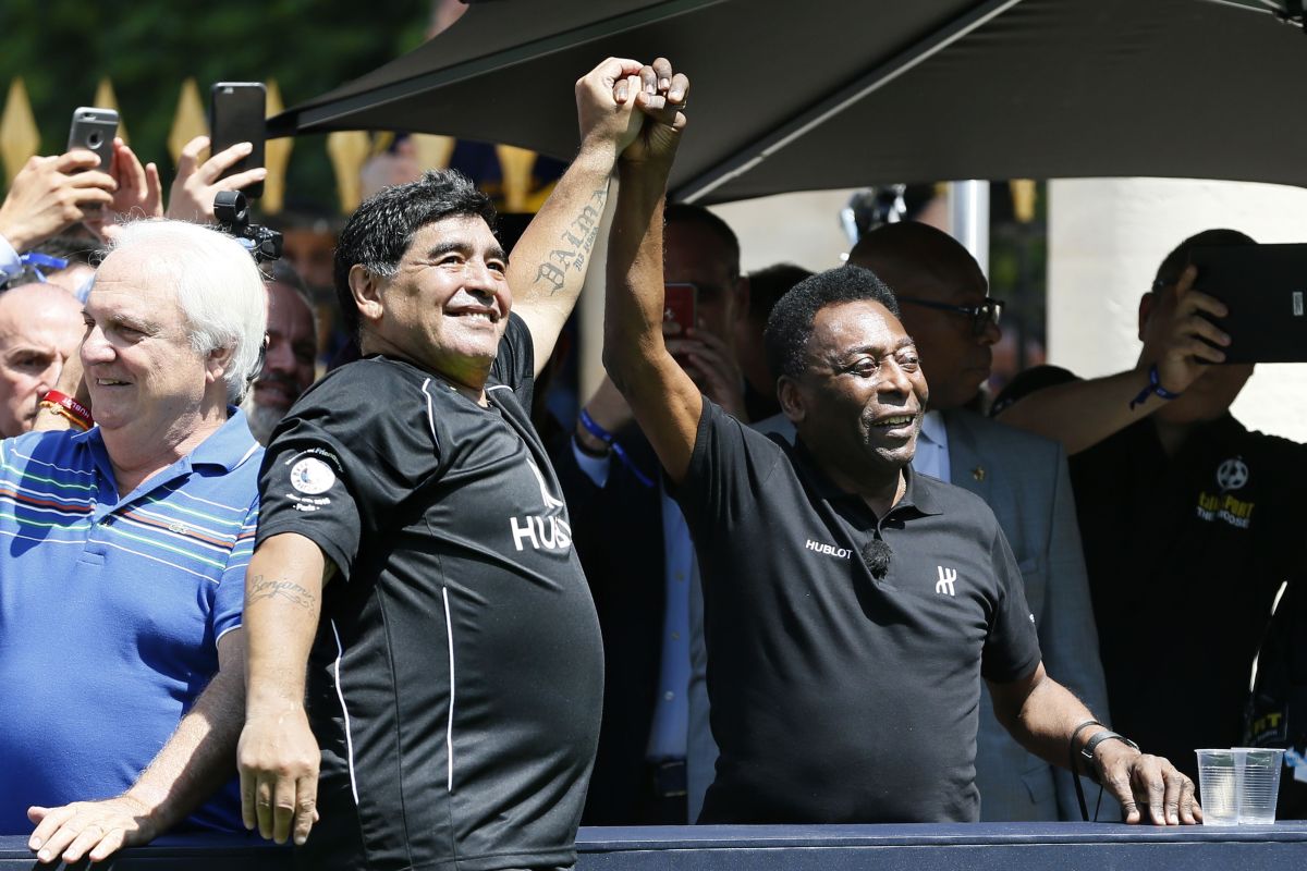Diego Maradona y Pelé, los dos jugadores más influyentes de la historia.