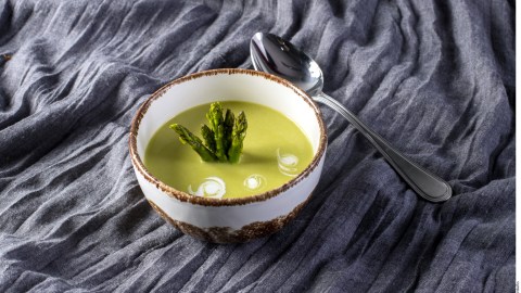Sopa de espárragos y chícharo verde