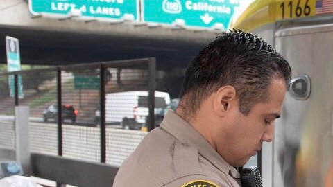 Los pasajeros fueron evacuados cuando uno de los trenes presentó fallas mecánicas.
