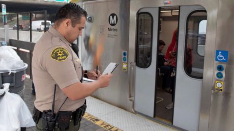 Los pasajeros fueron evacuados cuando uno de los trenes presentó fallas mecánicas.