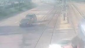 Tren ligero en Houston casi parte en dos a un vehículo.