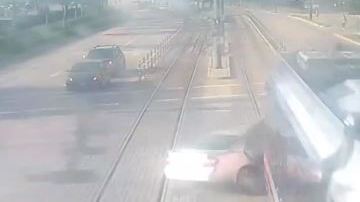 Tren ligero en Houston casi parte en dos a un vehículo.
