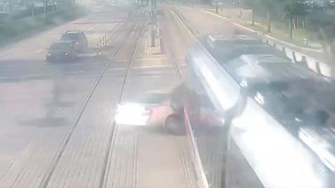 Tren ligero en Houston casi parte en dos a un vehículo.