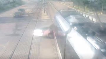 Tren ligero en Houston casi parte en dos a un vehículo.