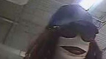 Al sospechoso se le describe como una persona afroamericana en sus veintes que mide alrededor de 5 pies 11 pulgadas.