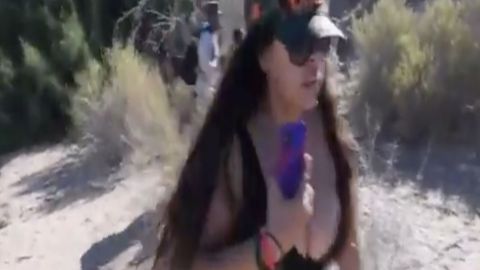 Mujer corre a migrantes cuando ingresan a Estados Unidos
