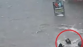 Desesperada, intentó llegar a las otras personas pero no lo logró.