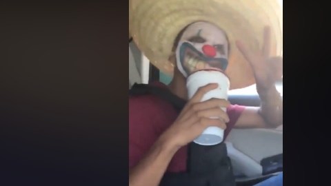 Los sujetos toman van armados y beben cerveza.