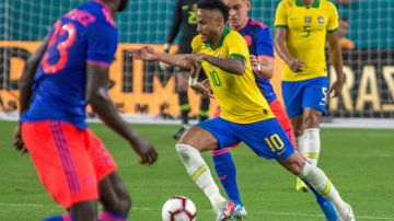 Neymar volvió de su lesión a la selección brasileña con el pie derecho.