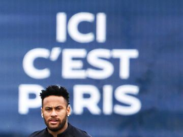 Se acabó la historia del verano y Neymar se quedará en París al menos un año más.