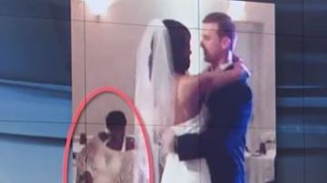 La madre eligió un vestido de novia que le había enviado a su hija.