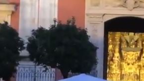 Los meseros se convirtieron en ángeles guardianes de esta novia.