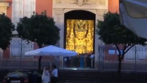 Los meseros se convirtieron en ángeles guardianes de esta novia.