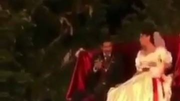 Los novios saludaban felices, sin imaginarse que algo saldría mal.