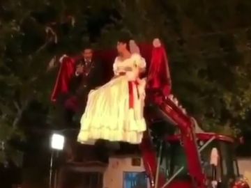 Los novios saludaban felices, sin imaginarse que algo saldría mal.
