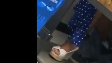 La pareja quedó al descubierto por la puerta que no cubría los pies.