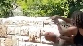 El hombre esquiva a como dé lugar el teléfono.