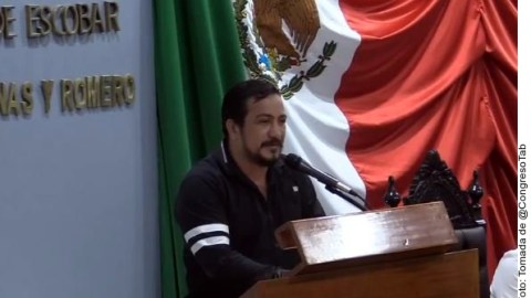 Diputado Charlie Valentino León Flores.