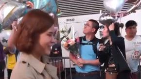 El chico le tenía preparada una sorpresa muy romántica a su novia.