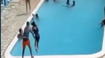 El joven arrojó a la chica dos veces, con violencia, al agua.