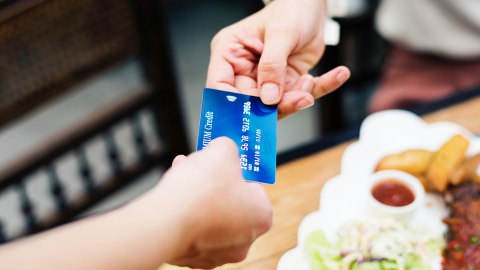 A veces, el dinero de estos cargos por servicio ni siquiera le toca a los meseros.