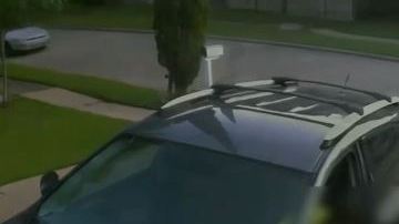 El hombre intentó cerrar la puerta, pero más sospechosos rodearon el vehículo y lo sacaron entre varios.