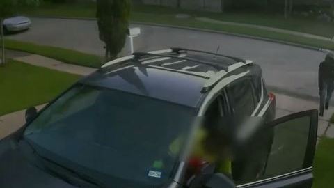 El hombre intentó cerrar la puerta, pero más sospechosos rodearon el vehículo y lo sacaron entre varios.